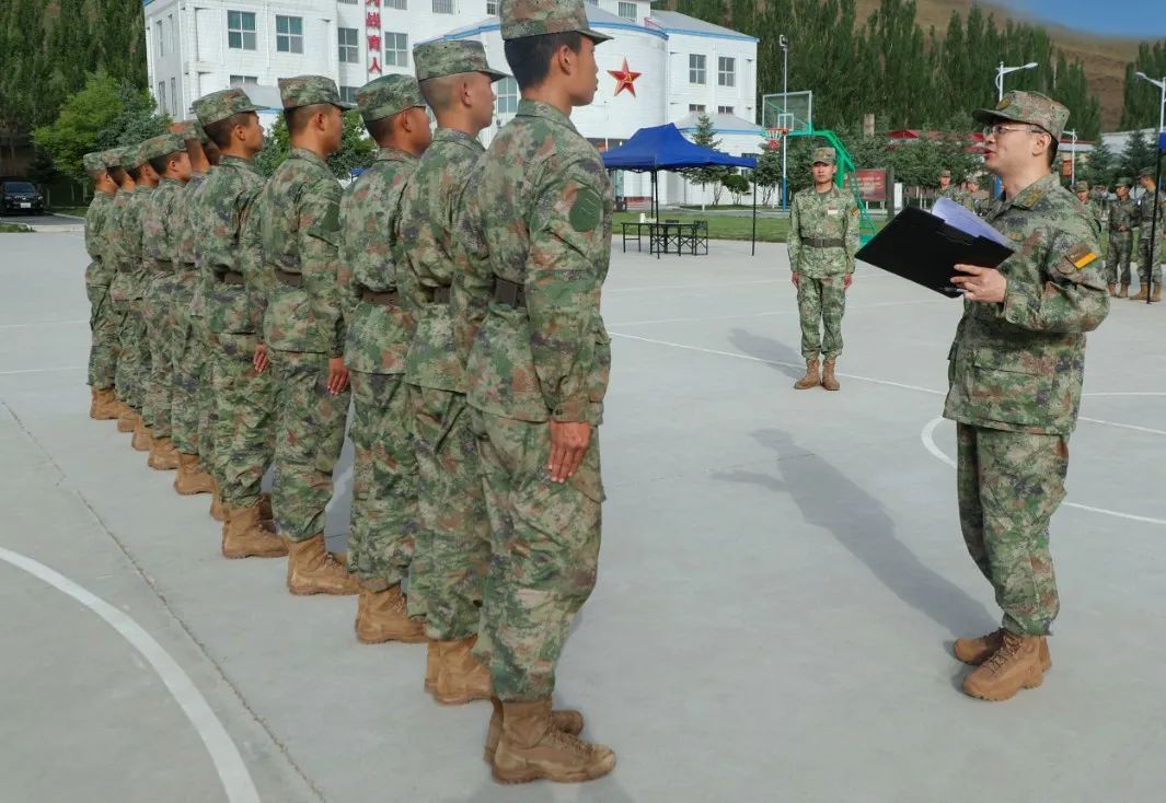 @新战友们，你努力时的身影散发着光