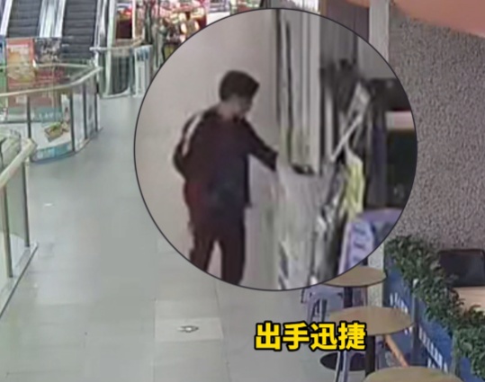 监控实拍“大妈”级小偷!悠闲散步,盯准后一秒下手 监控实拍“大妈”级小偷!悠闲散步,盯准后一秒下手