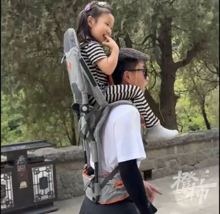 宝妈花518元雇人背娃爬泰山！大学生“陪爬”火了