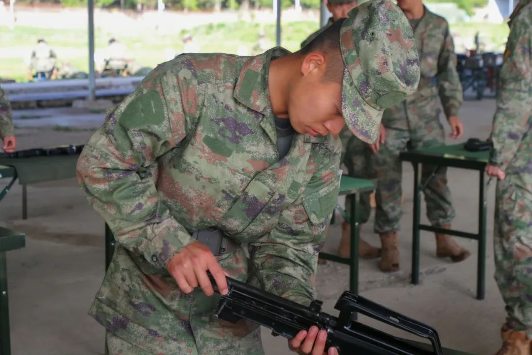 @新战友们，你努力时的身影散发着光