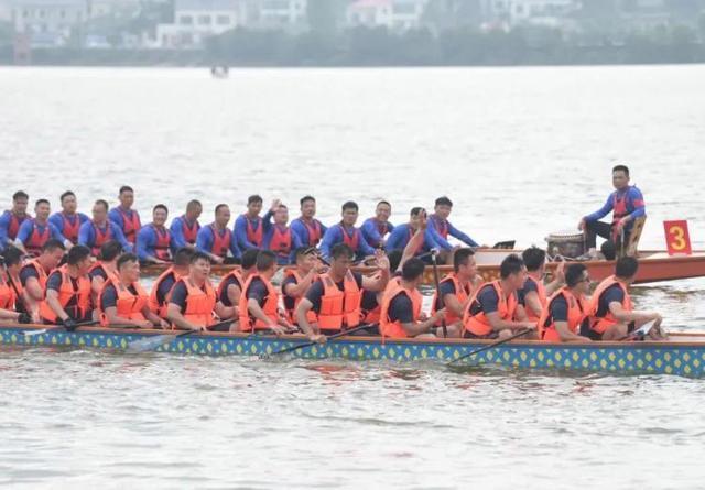 南京公安龙舟队拿第一了！不用“游回南京”了