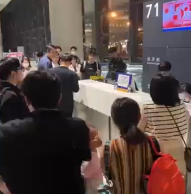 女子携活体宠物致全体旅客下机?警方通报 女子携活体宠物致全体旅客下机?警方通报