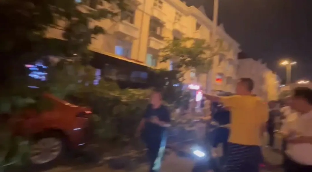 突发车祸致1死8伤！警方通报：驾驶人杨某某被当场控制