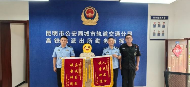 男子地铁上尾随女乘客偷拍裙底，被拘！