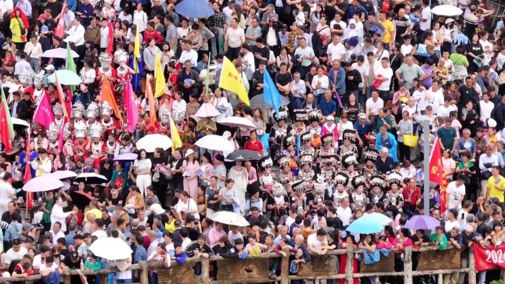 龙舟赛上，湖南麻阳龙舟队竟主动“翻船”！网友：在这一点上真是赢“麻”了