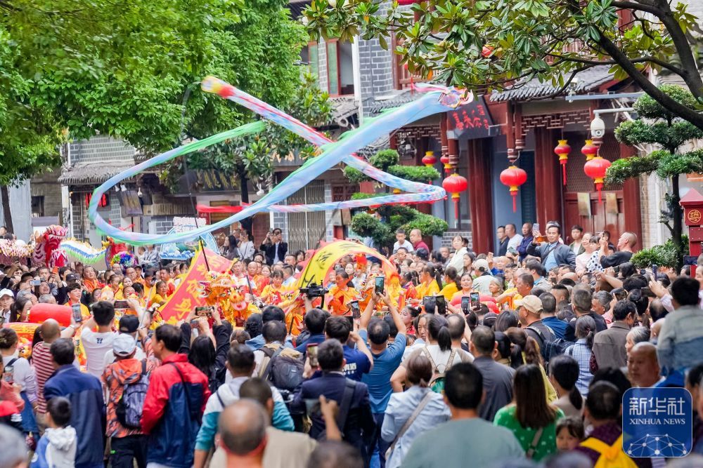 鼓声雷动赛龙舟 千年镇远迎端午 鼓声雷动赛龙舟 千年镇远迎端午