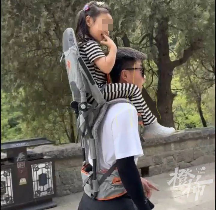 宝妈花钱雇人背娃爬山！大学生“陪爬”火了，本人发声