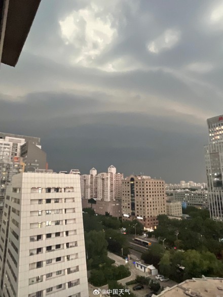 一秒天黑！北京出现壮观弧状云