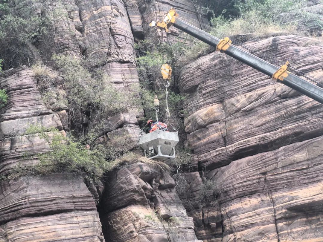 操老心了！七旬老人不走寻常路被困约20米高崖