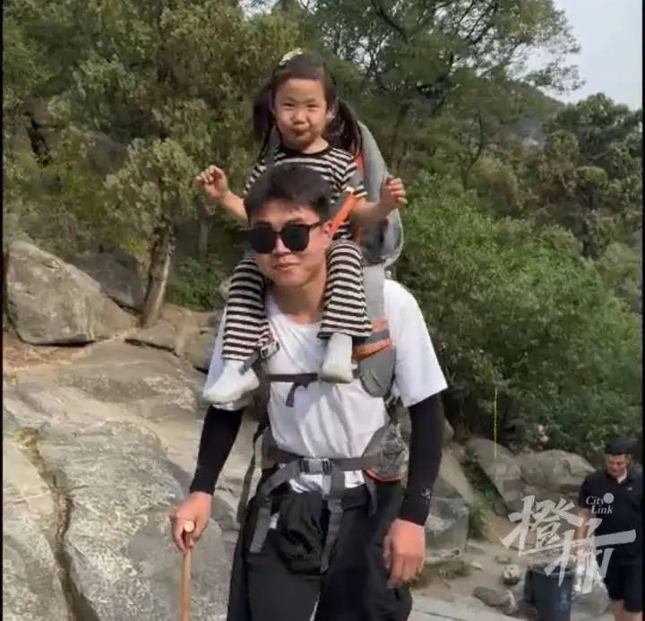 宝妈花518元雇人背娃爬泰山！大学生“陪爬”火了