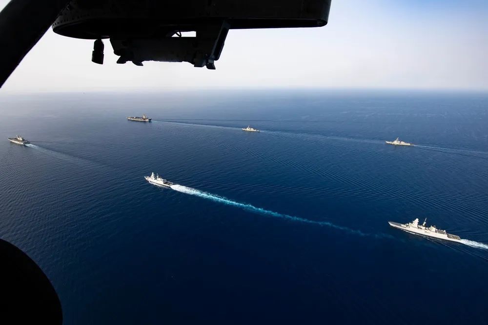 美军发布“艾森豪威尔”号航母最新照片