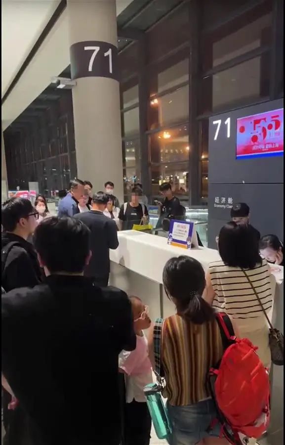 虹桥机场一航班因宠物逃跑，致全体旅客下机？警方：女子违规携带蜜袋鼯被行拘