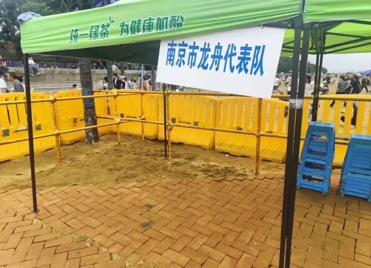 不用“游回南京”了!南京公安龙舟队拿第一 不用“游回南京”了!南京公安龙舟队拿第一