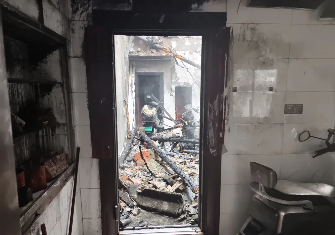 房顶烧穿!13辆电动车被烧成骨架! 房顶烧穿!13辆电动车被烧成骨架!