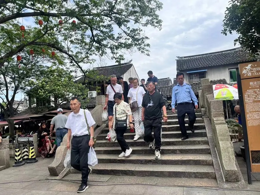 通勤时间惊呆网友!浙江奶奶每天去上海上班,单程只要10分钟…… 通勤时间惊呆网友!浙江奶奶每天去上海上班,单程只要10分钟……