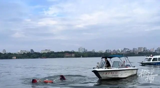 女子落水后，一个动作成功自救！专家建议→