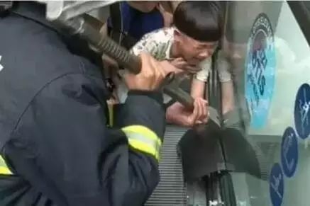 惊险！儿童手臂不慎卷入电动自行车车轮，这样的错误，你也可能犯！