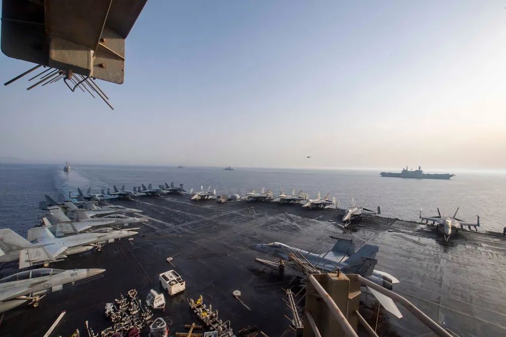 美军发布“艾森豪威尔”号航母最新照片