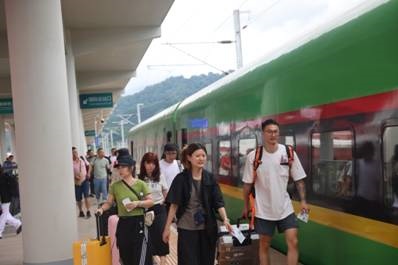 中老铁路带火出国短途游 端午假期运送旅客同比上升逾28%