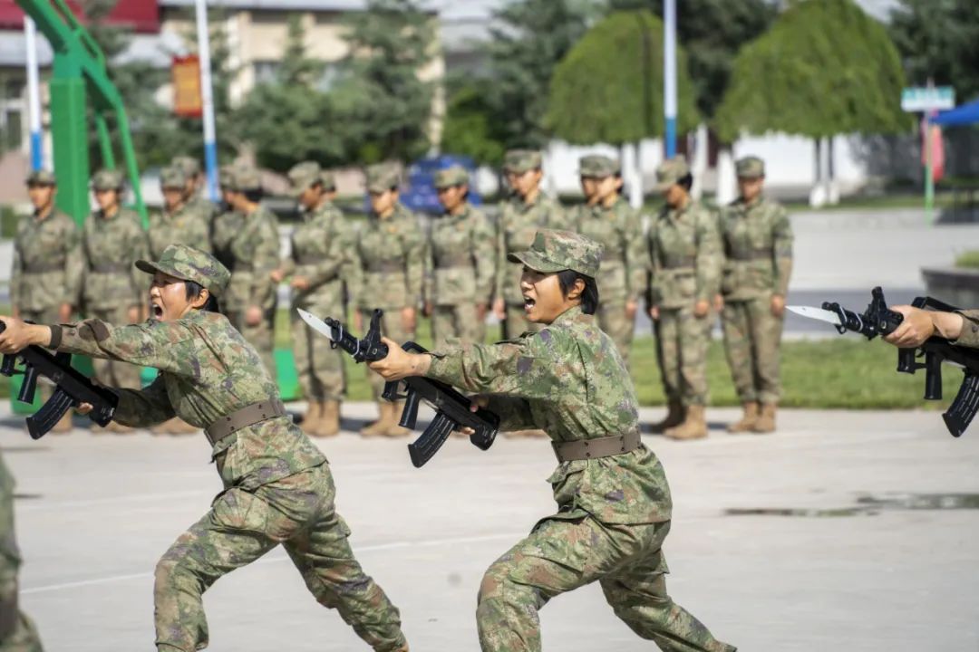 @新战友们，你努力时的身影散发着光