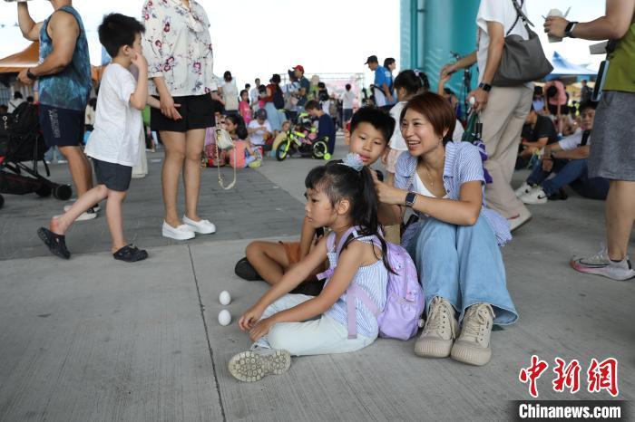 台湾多地举行龙舟赛 迎端午度佳节