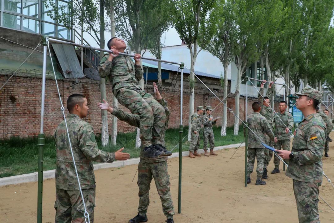 @新战友们，你努力时的身影散发着光