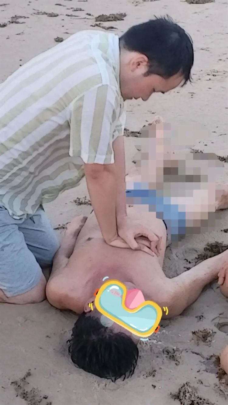 一男子溺水昏迷，河南医生跪地20分钟救回！
