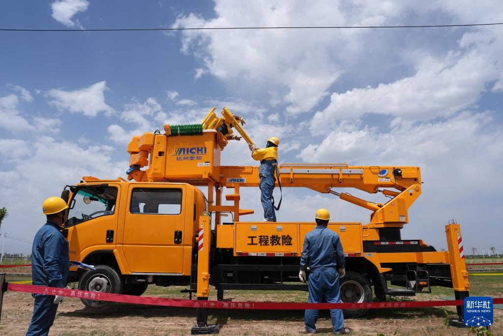迎战“高温” 带电作业 迎战“高温” 带电作业
