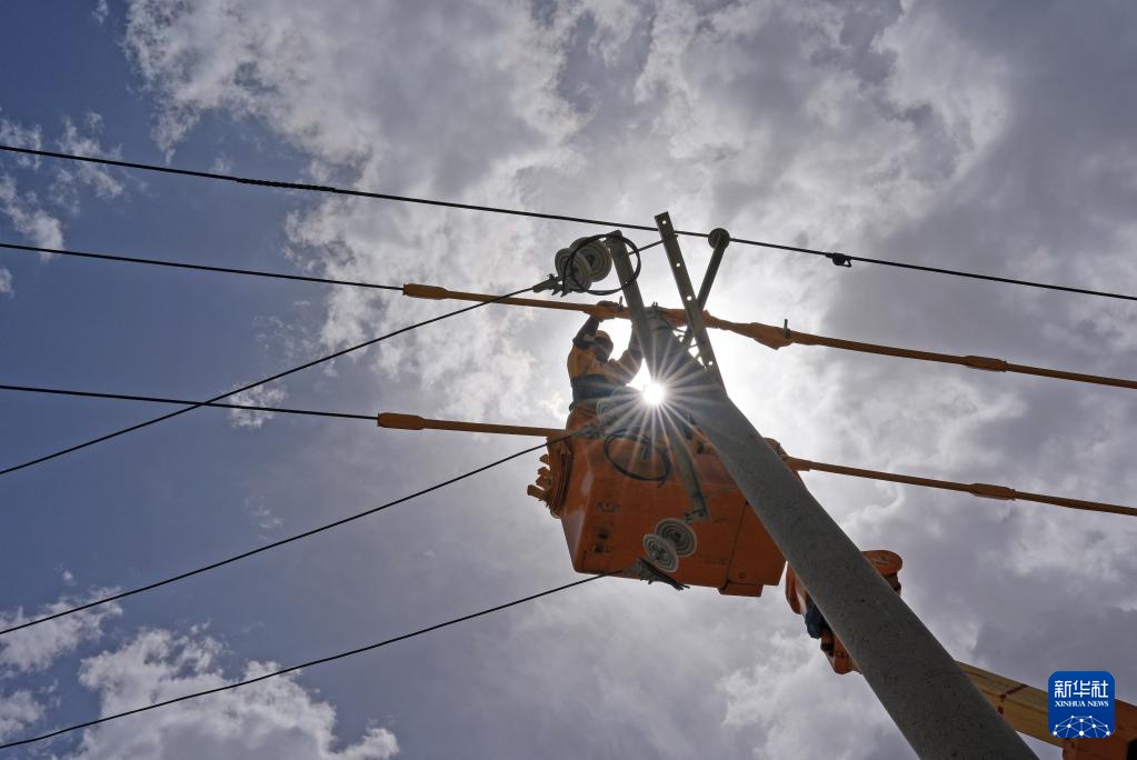 迎战“高温” 带电作业 迎战“高温” 带电作业
