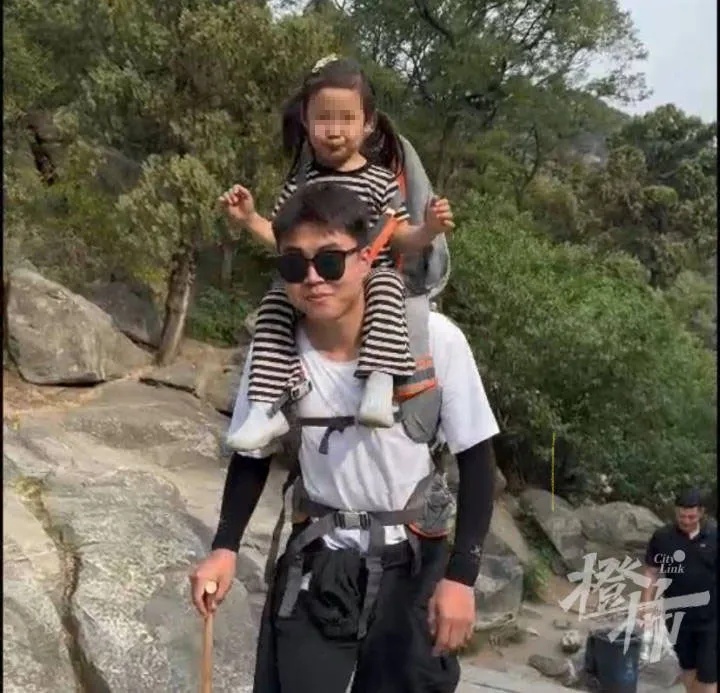 火了！宝妈花518元雇体育生背娃爬泰山，网友炸锅