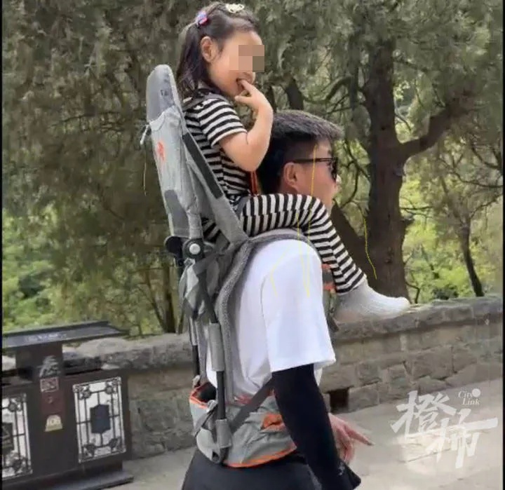 火了！宝妈花518元雇体育生背娃爬泰山，网友炸锅