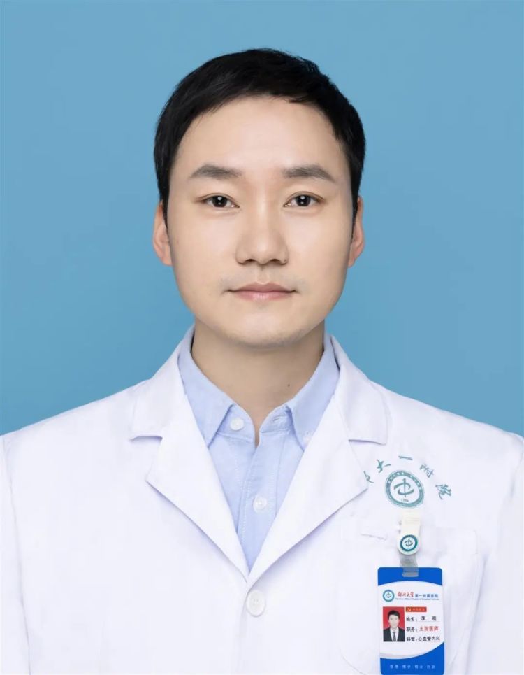 一男子溺水昏迷，河南医生跪地20分钟救回！