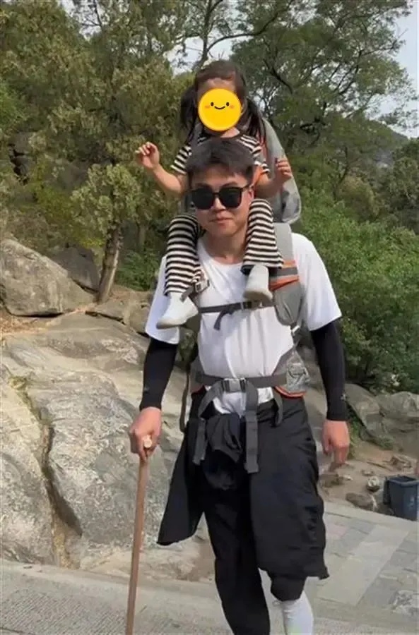 宝妈花钱雇体育生背娃爬泰山，陪爬走红网络后，评论区沦陷了！