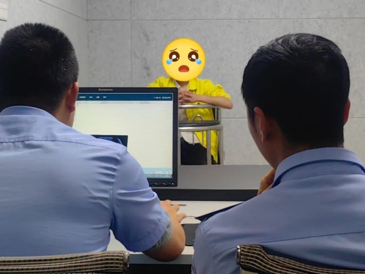 昆明警方：一男子跳上云南省博物馆展示柜踩踏摆拍，立案调查！