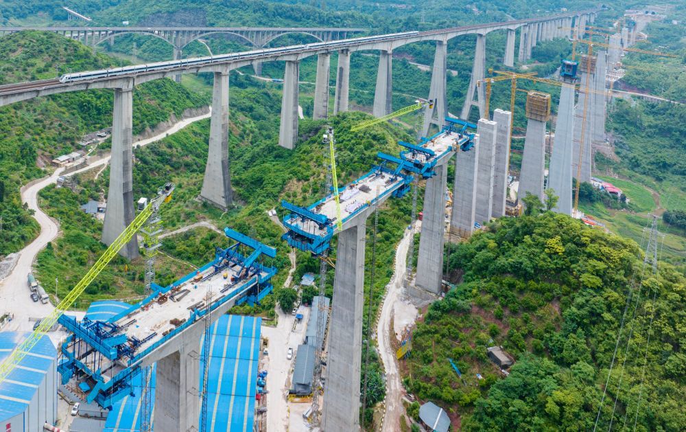 渝万高铁蔡家沟双线特大桥16号主墩顺利完工