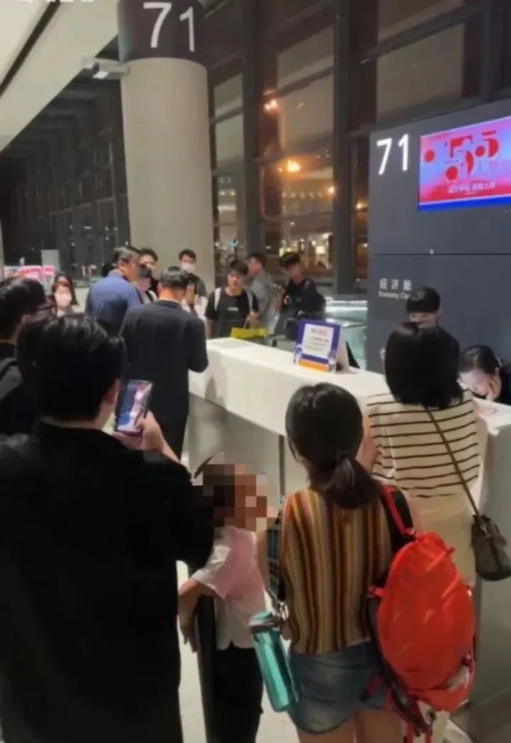 女子将宠物带上飞机致全体乘客被迫下机，上海机场警方通报：已行拘！