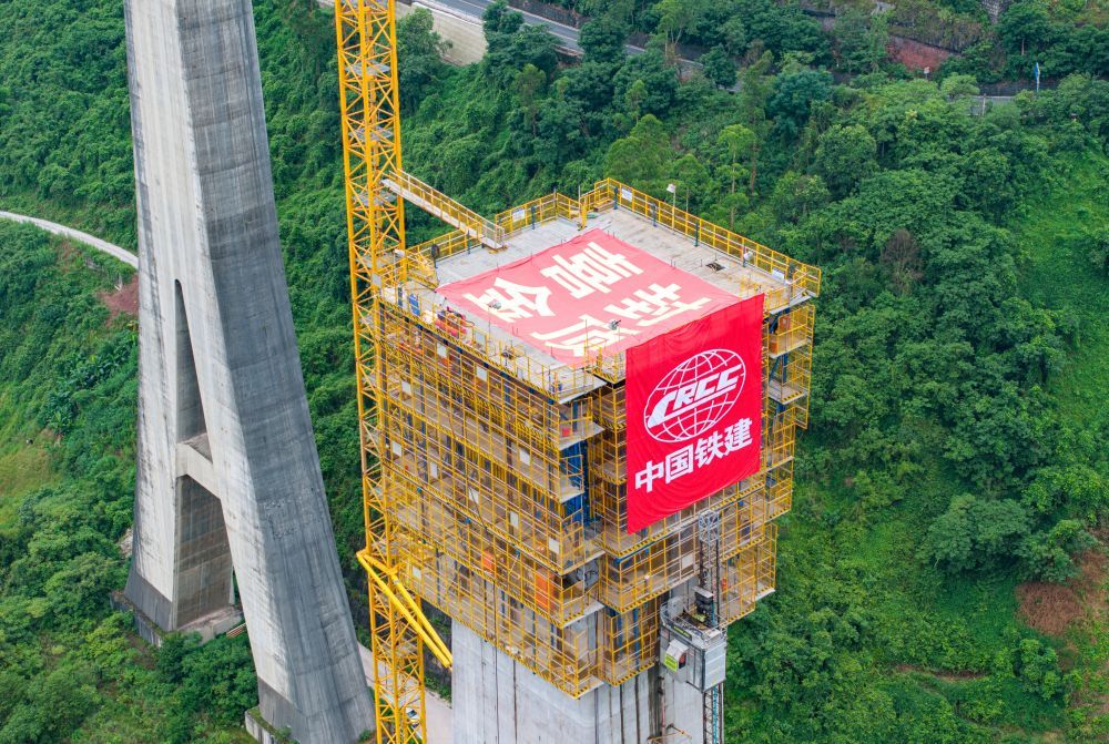 渝万高铁蔡家沟双线特大桥16号主墩顺利完工