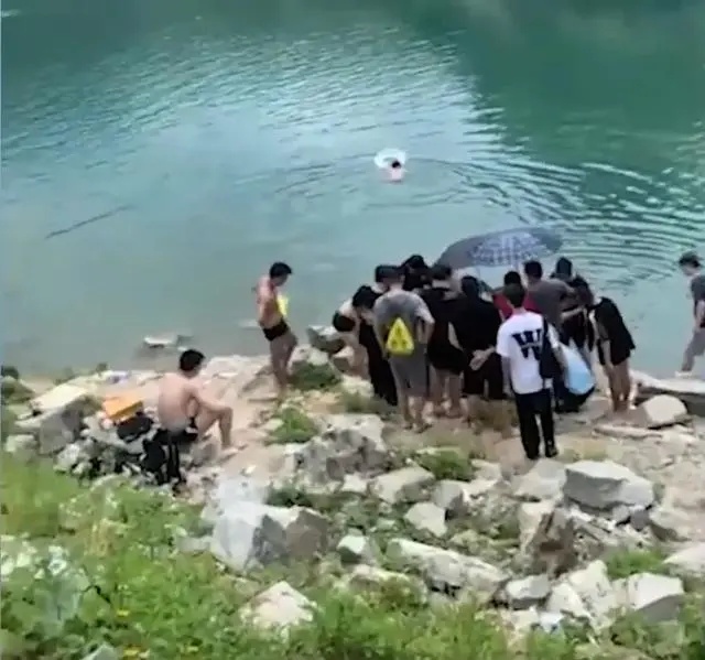 一游客网红地野游溺亡！发生溺水如何自救?速看→