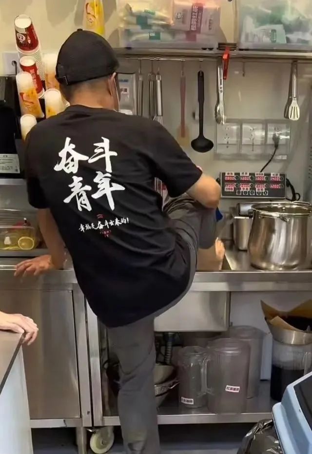 奶茶店员工在水池洗脚？北京朝阳市场监管局通报！