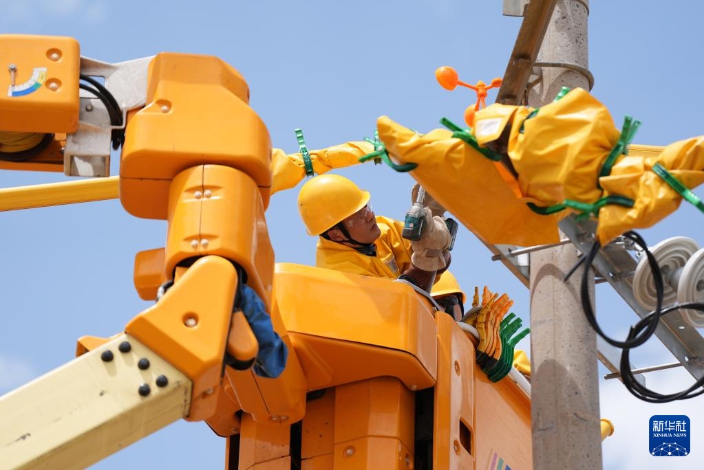 迎战“高温” 带电作业 迎战“高温” 带电作业