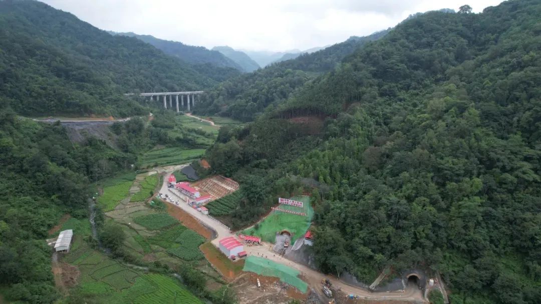 1.7万米!广西现有最长铁路隧道开挖!黄百铁路迎来新进展 1.7万米!广西现有最长铁路隧道开挖!黄百铁路迎来新进展