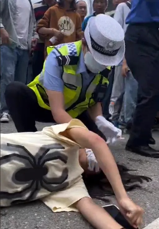 “咬我的手,没事!” “咬我的手,没事!”