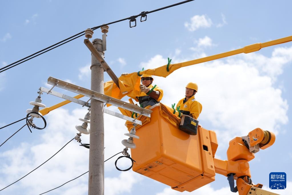 迎战“高温” 带电作业 迎战“高温” 带电作业