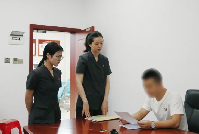 妻子起诉离婚并搬到闺蜜家暂住，竟被丈夫找上门殴打！法院发出人身安全保护令