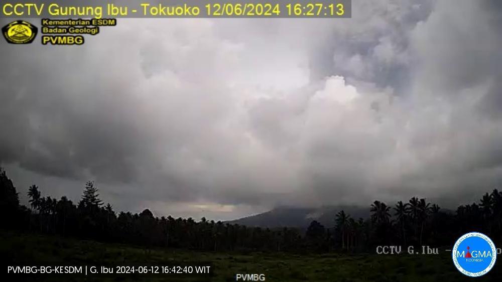 印尼伊布火山连续喷发 火山灰柱最高达4000米