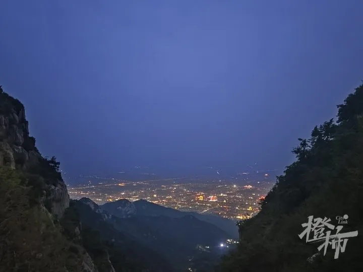 火了！宝妈花518元雇体育生背娃爬泰山，网友炸锅