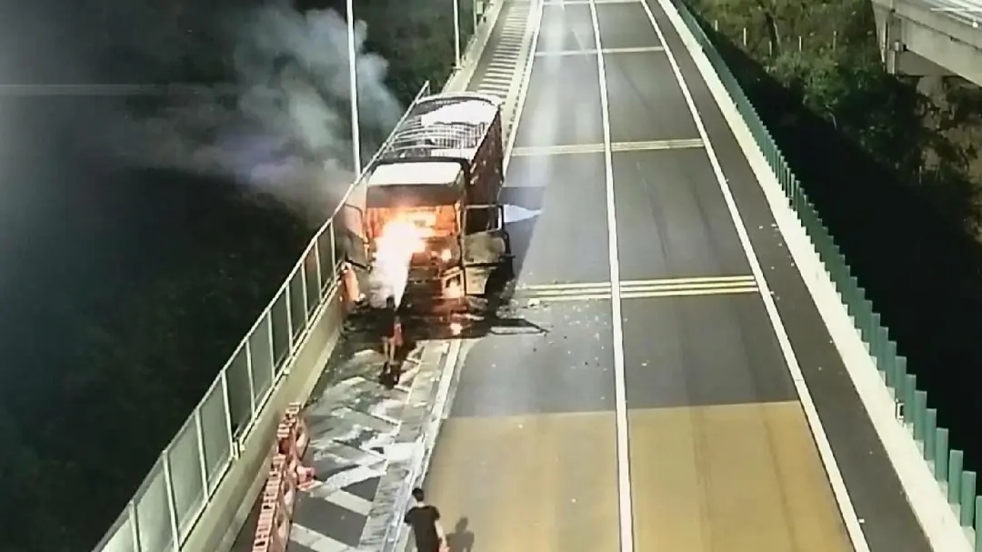 交警提示：注意高温行车安全