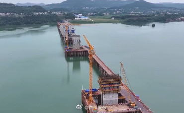 阆营高速嘉陵江特大桥完成主桥墩墩柱施工