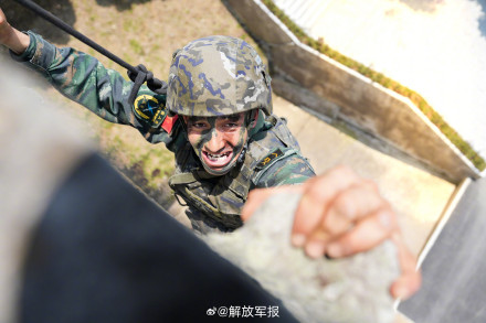 飞檐走壁！武警特战队员开展高空索降训练