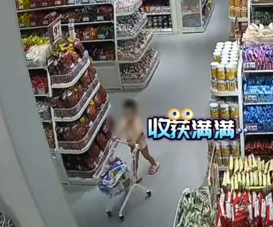 “尿不湿选手”不服惩罚独闯零食店，警察叔叔一句话“制服”